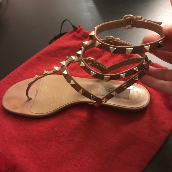 Valentino Garavani Rockstud Flat Thong Sandal - Picture 2 of 5